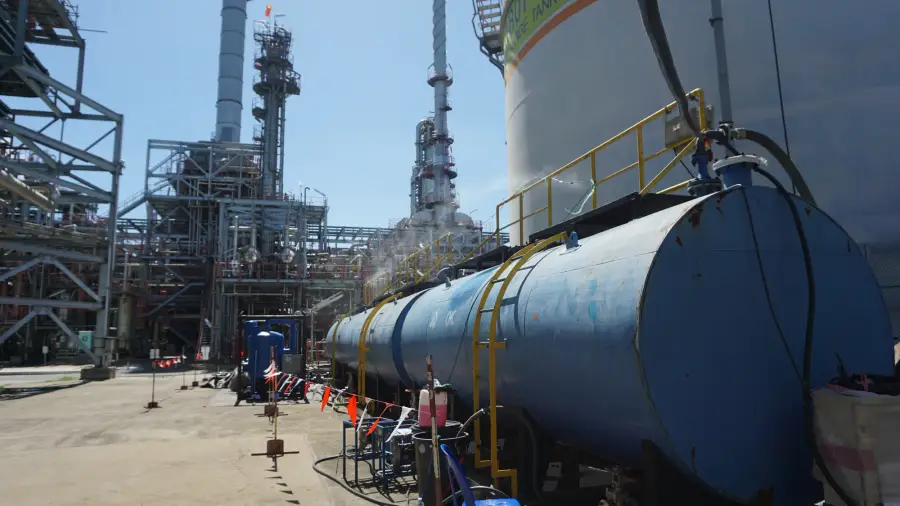 Tank cleaning operation at an industrial storage facility (1 / 9)