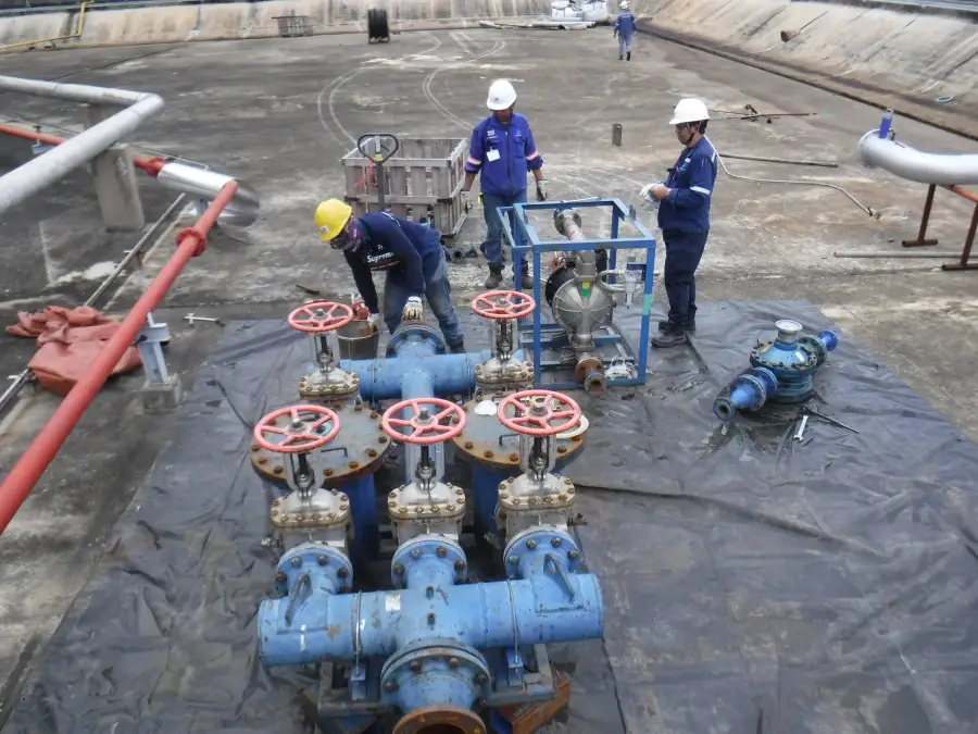 Tank cleaning operation at an industrial storage facility (1 / 5)