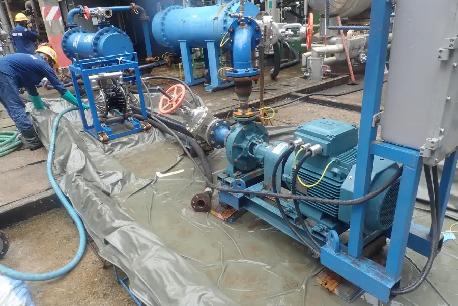 Decontamination and degassing work on process equipment at a petrochemical site (1 / 12)