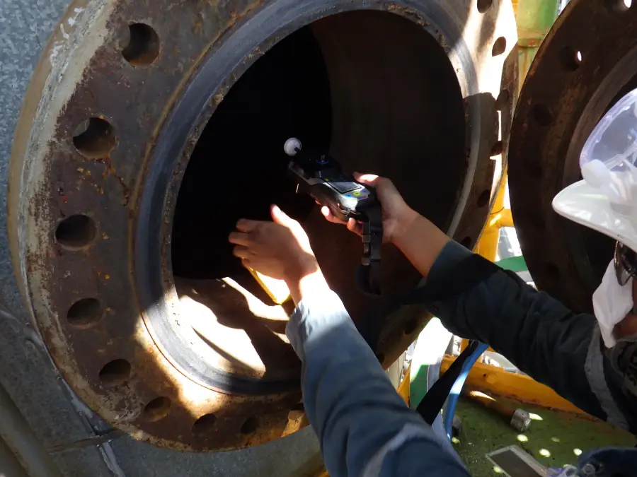 Decontamination and degassing work on process equipment at a petrochemical site (1 / 6)