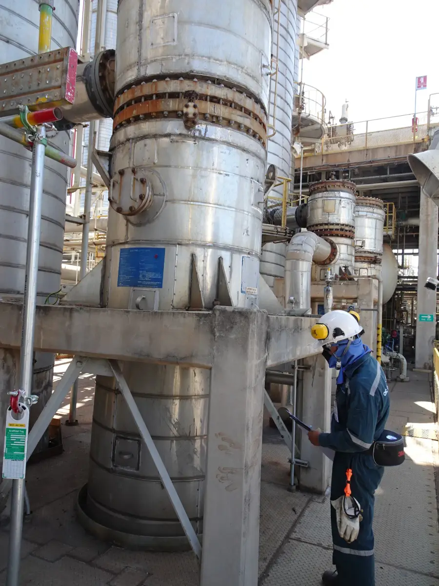 Decontamination and degassing work on process equipment at a petrochemical site (2 / 4)