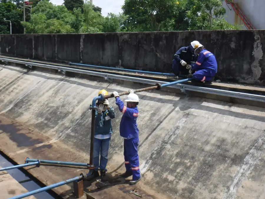 Tank cleaning operation at an industrial storage facility (2 / 5)