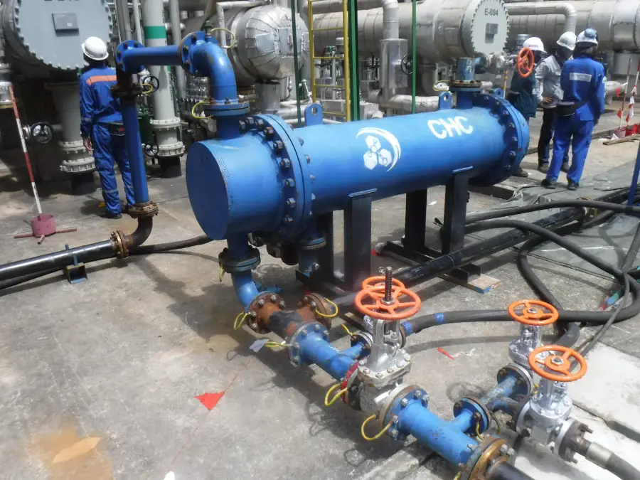 Decontamination and degassing work on process equipment at a petrochemical site (2 / 12)