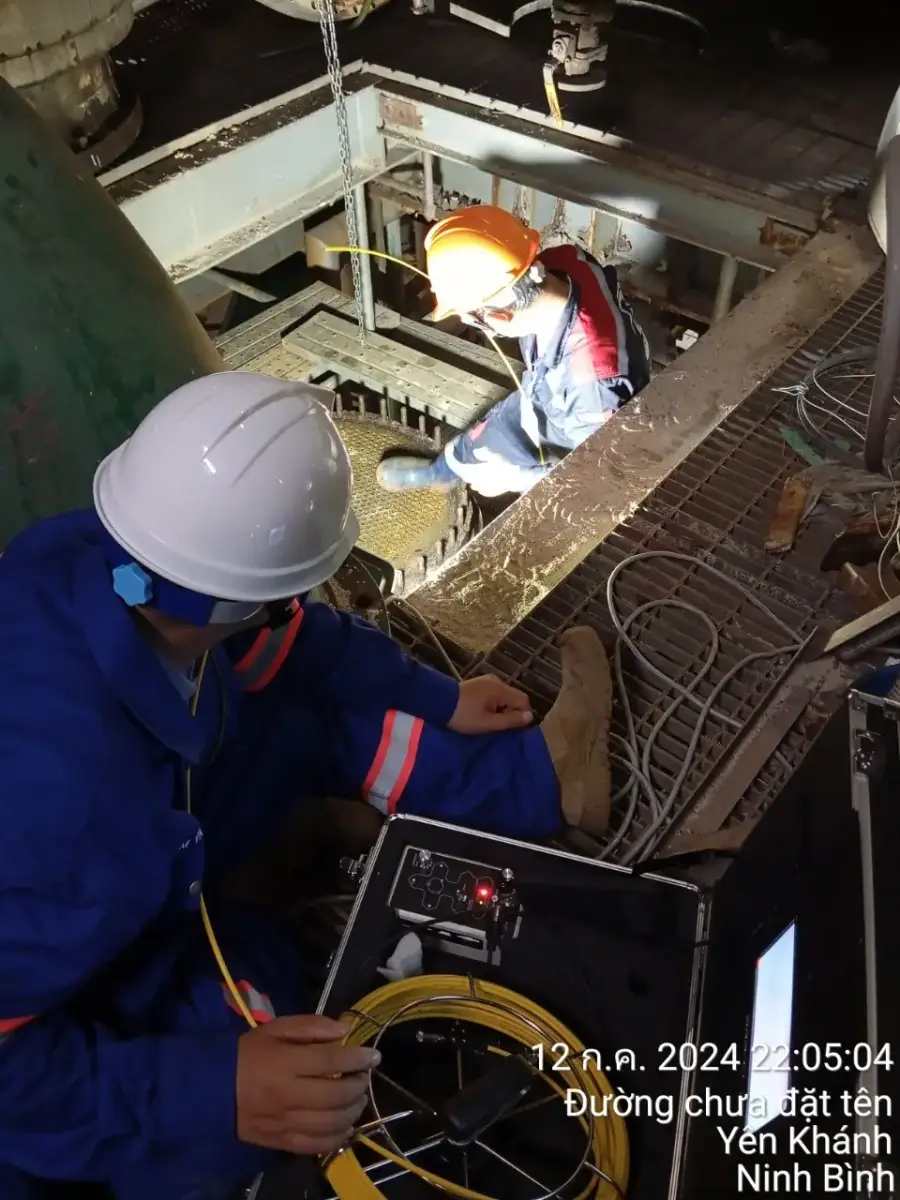 High pressure water jetting of process equipment at an industrial site (2 / 5)