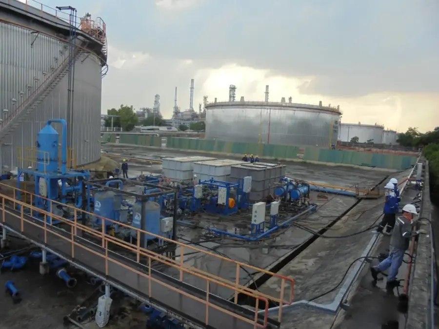 Tank cleaning operation at an industrial storage facility (2 / 9)