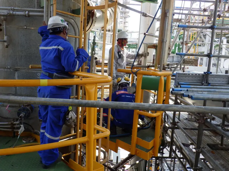 Decontamination and degassing work on process equipment at a petrochemical site (2 / 6)