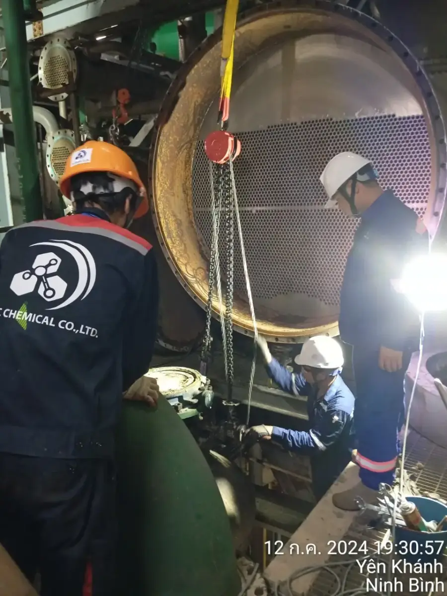 High pressure water jetting of process equipment at an industrial site (3 / 5)