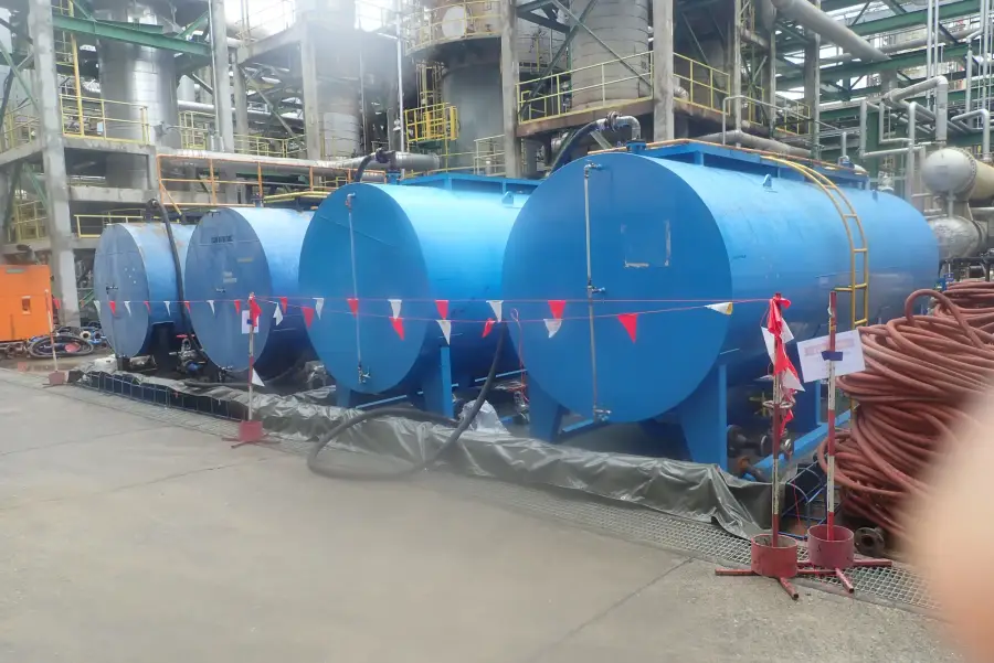 Decontamination and degassing work on process equipment at a petrochemical site (3 / 12)