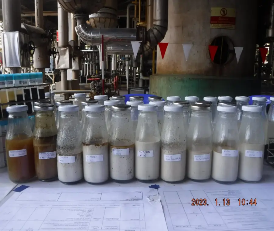 Decontamination and degassing work on process equipment at a petrochemical site (3 / 4)