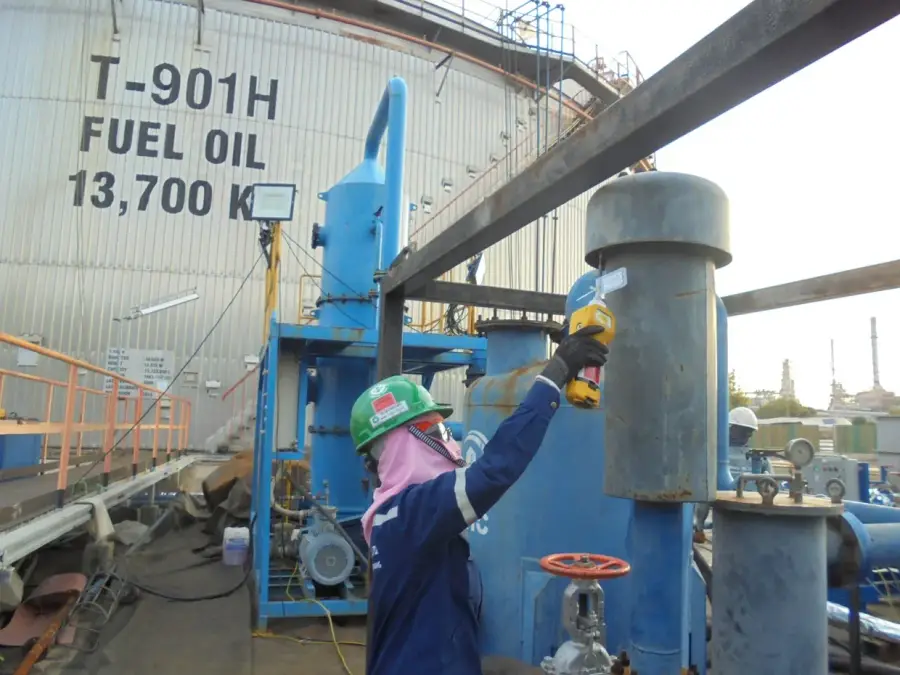 Tank cleaning operation at an industrial storage facility (3 / 9)