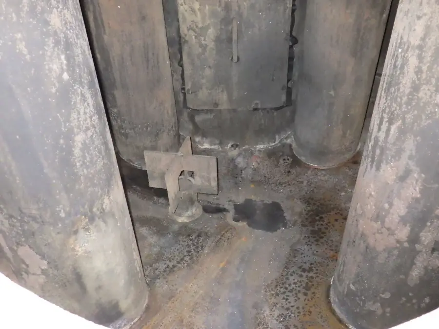Decontamination and degassing work on process equipment at a petrochemical site (3 / 6)