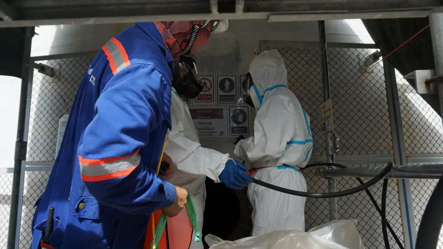 Tank cleaning operation at an industrial storage facility (4 / 9)