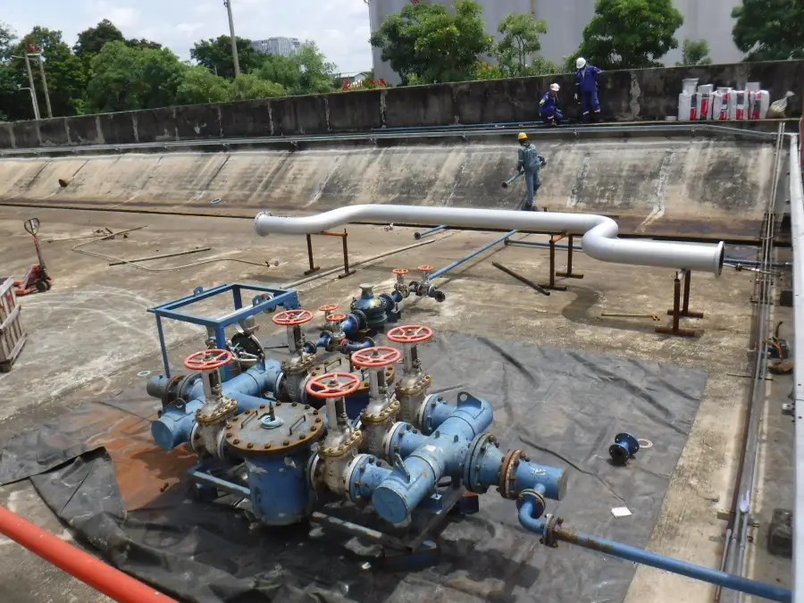 Tank cleaning operation at an industrial storage facility (4 / 5)