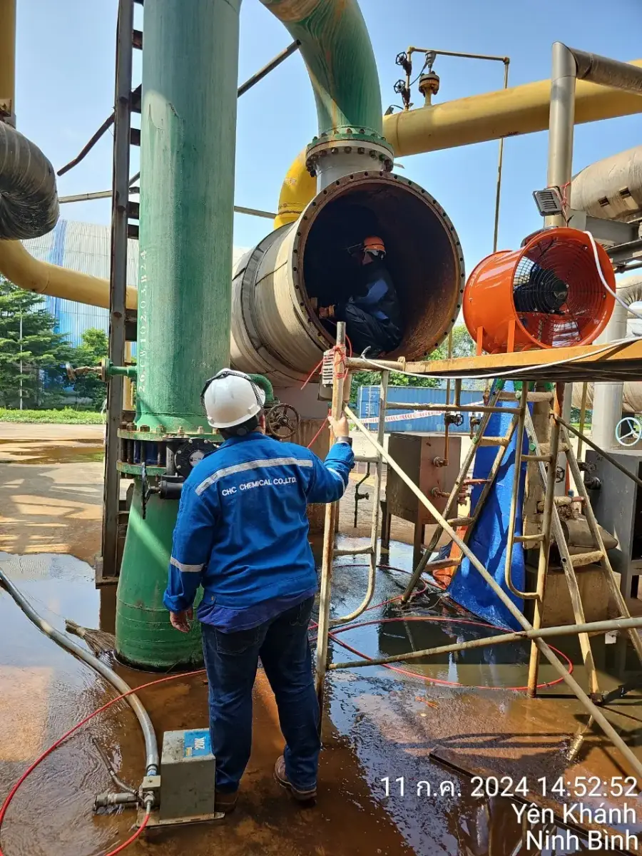 High pressure water jetting of process equipment at an industrial site (4 / 5)