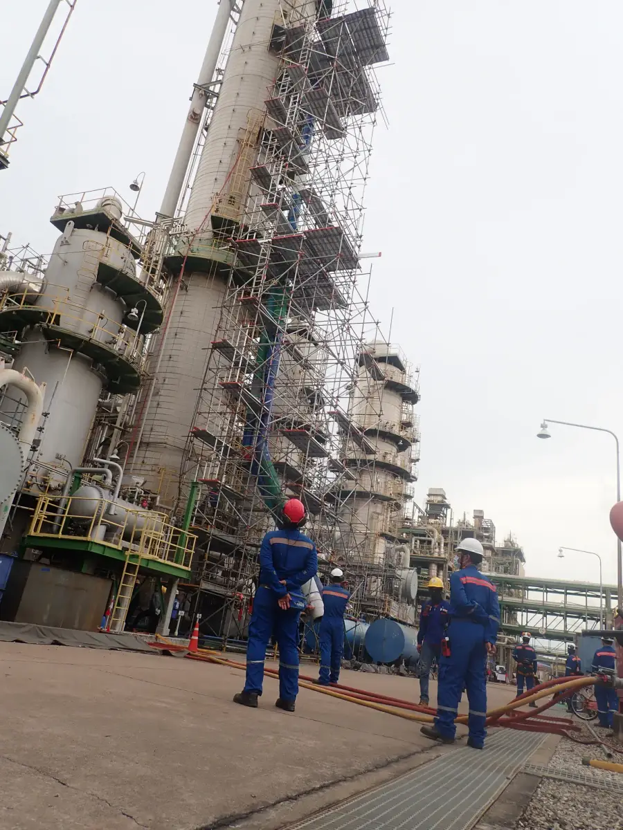 Decontamination and degassing work on process equipment at a petrochemical site (4 / 12)