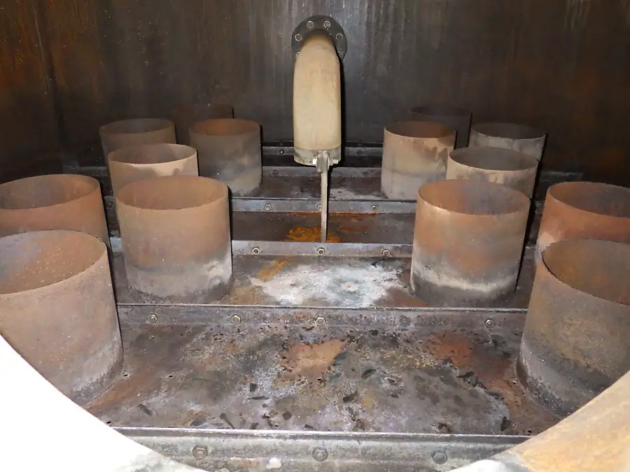 Decontamination and degassing work on process equipment at a petrochemical site (4 / 6)