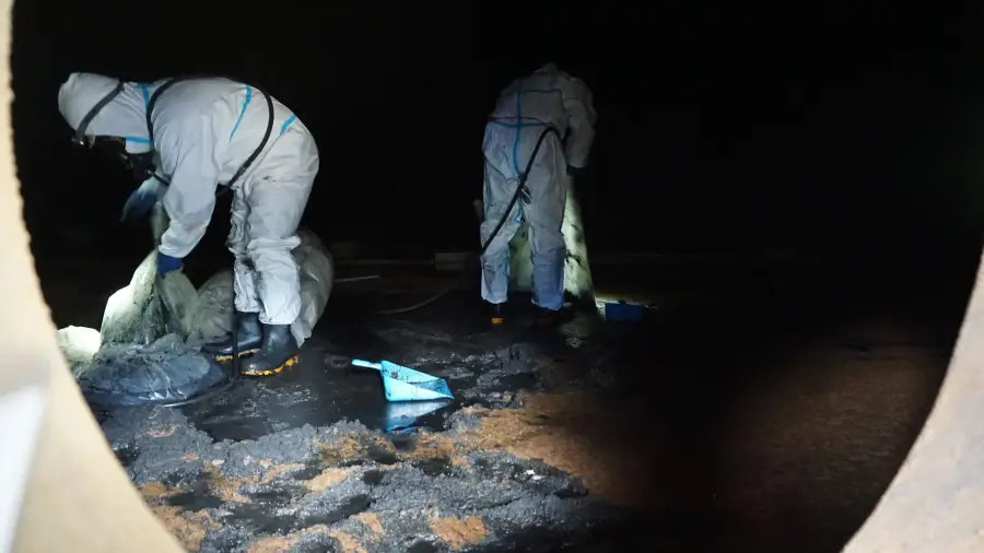 Tank cleaning operation at an industrial storage facility (5 / 9)