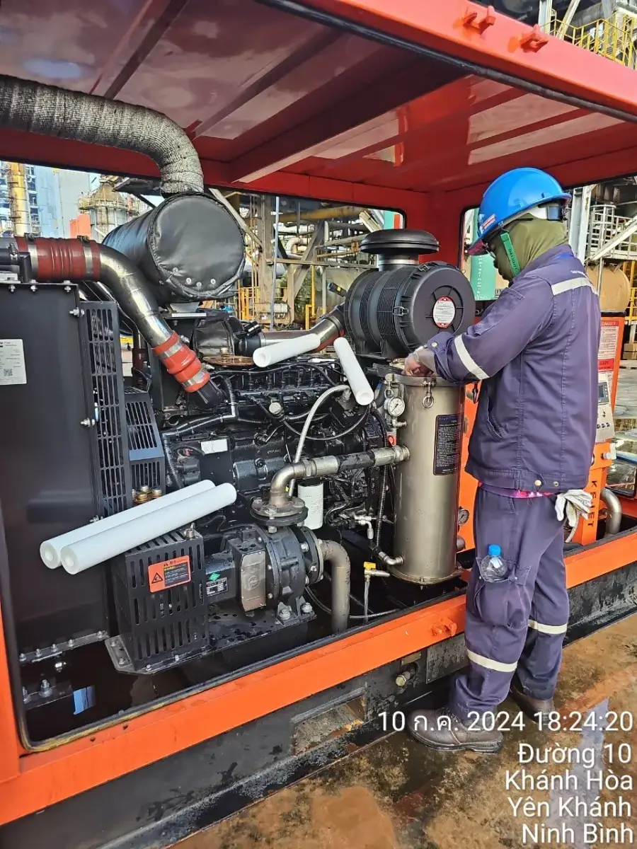 High pressure water jetting of process equipment at an industrial site (5 / 5)