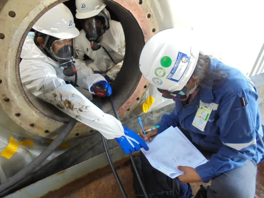 Tank cleaning operation at an industrial storage facility (5 / 9)