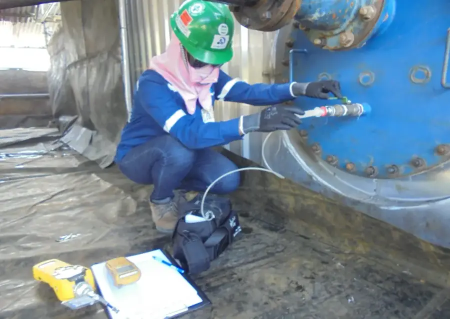 Tank cleaning operation at an industrial storage facility (6 / 9)
