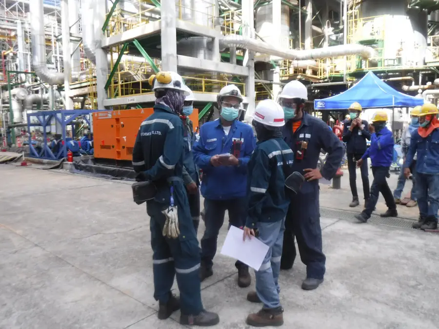 Decontamination and degassing work on process equipment at a petrochemical site (8 / 12)