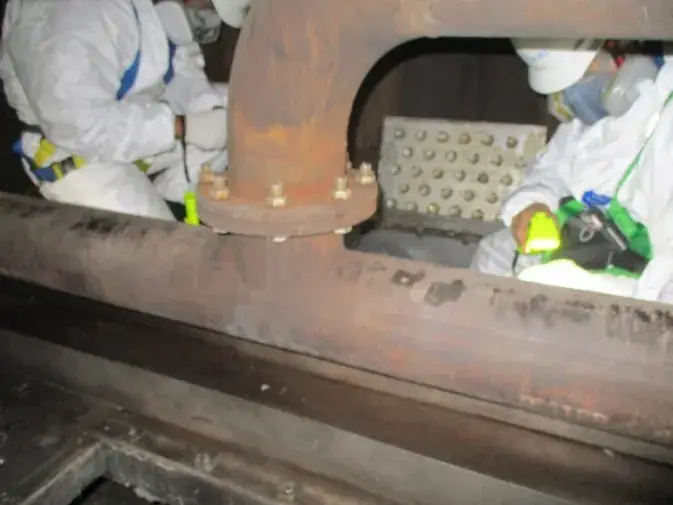Decontamination and degassing work on process equipment at a petrochemical site (11 / 12)