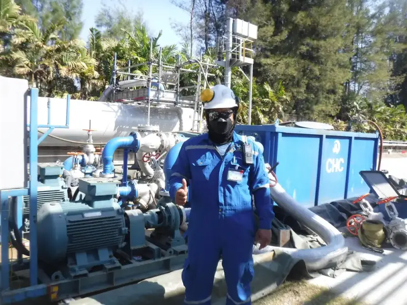 ผู้เชี่ยวชาญของ CHC Chemical ข้างชุดปั๊มหมุนเวียนสารเคมี