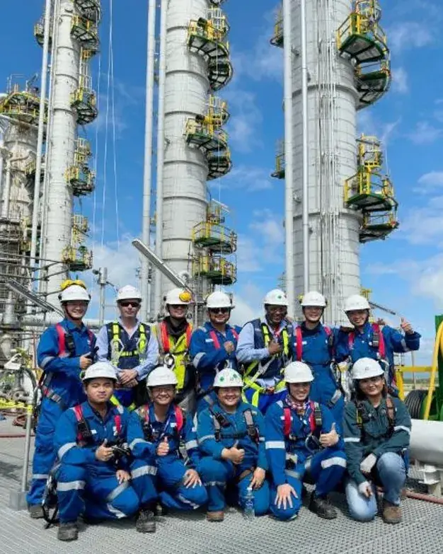 บุคลากรของ CHC Chemical ในชุดอุปกรณ์ป้องกัน หน้าหอกระบวนการผลิต