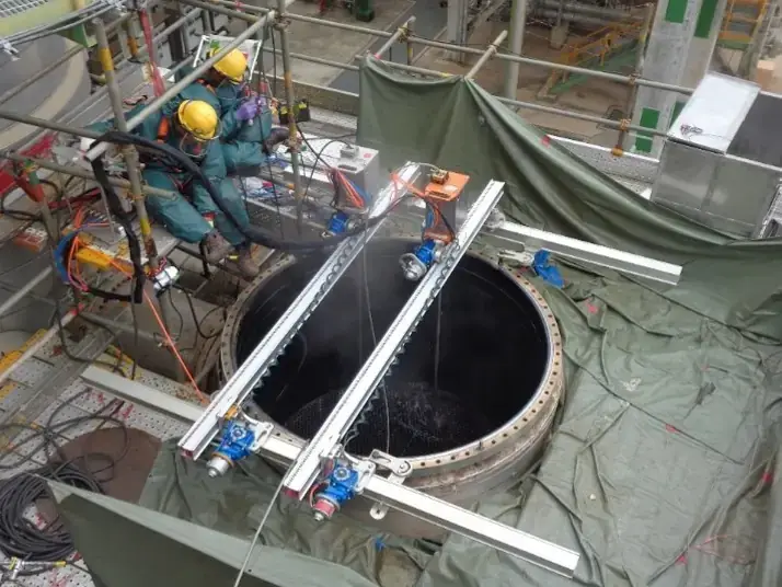 High pressure water jetting set-up over an open vessel nozzle