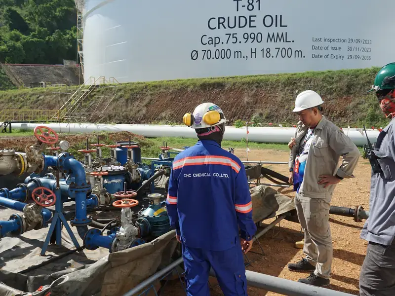 ผู้เชี่ยวชาญของ CHC Chemical ที่ระบบท่อของถังเก็บน้ำมันดิบ